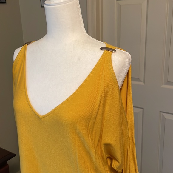 Cold-shoulder tunic/sweater - Picture 3 of 6